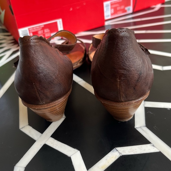 Think! Italian Brown Leather Kitten Heel Non Slip Sole Thong Ankle Strap Sandals - Picture 8 of 12